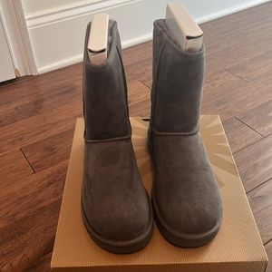 UGG CLASSIC SHORT BOOT BRAND NEW IN BOX